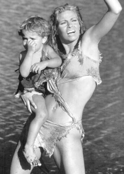 Egy Millió Év időszámításunk előtt, Raquel Welch, mint ősember Loana tartja gyermek 5x7 hüvelyk fotó