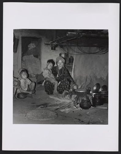 HistoricalFindings Fotó: Otthon,Anya Főz Vacsorát,Kandalló,Kövek,Gyerekek,Sikkim,India,Hazai Élet