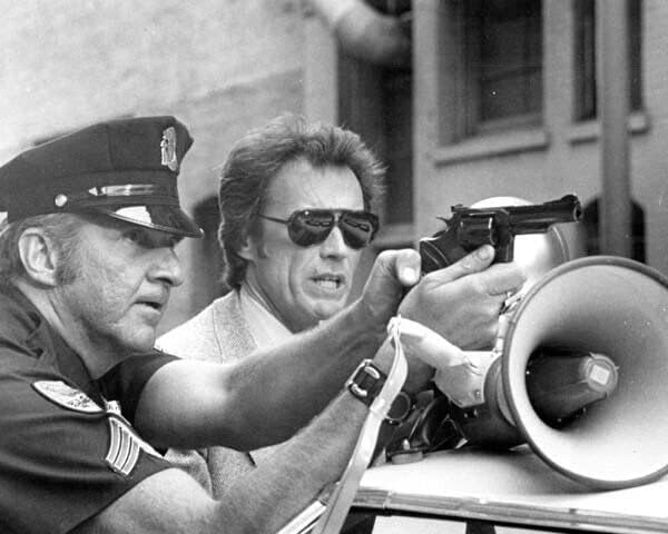 A Végrehajtó John Mitchum mutat, fegyver által bikacsök Clint Eastwood 8x10 fotó